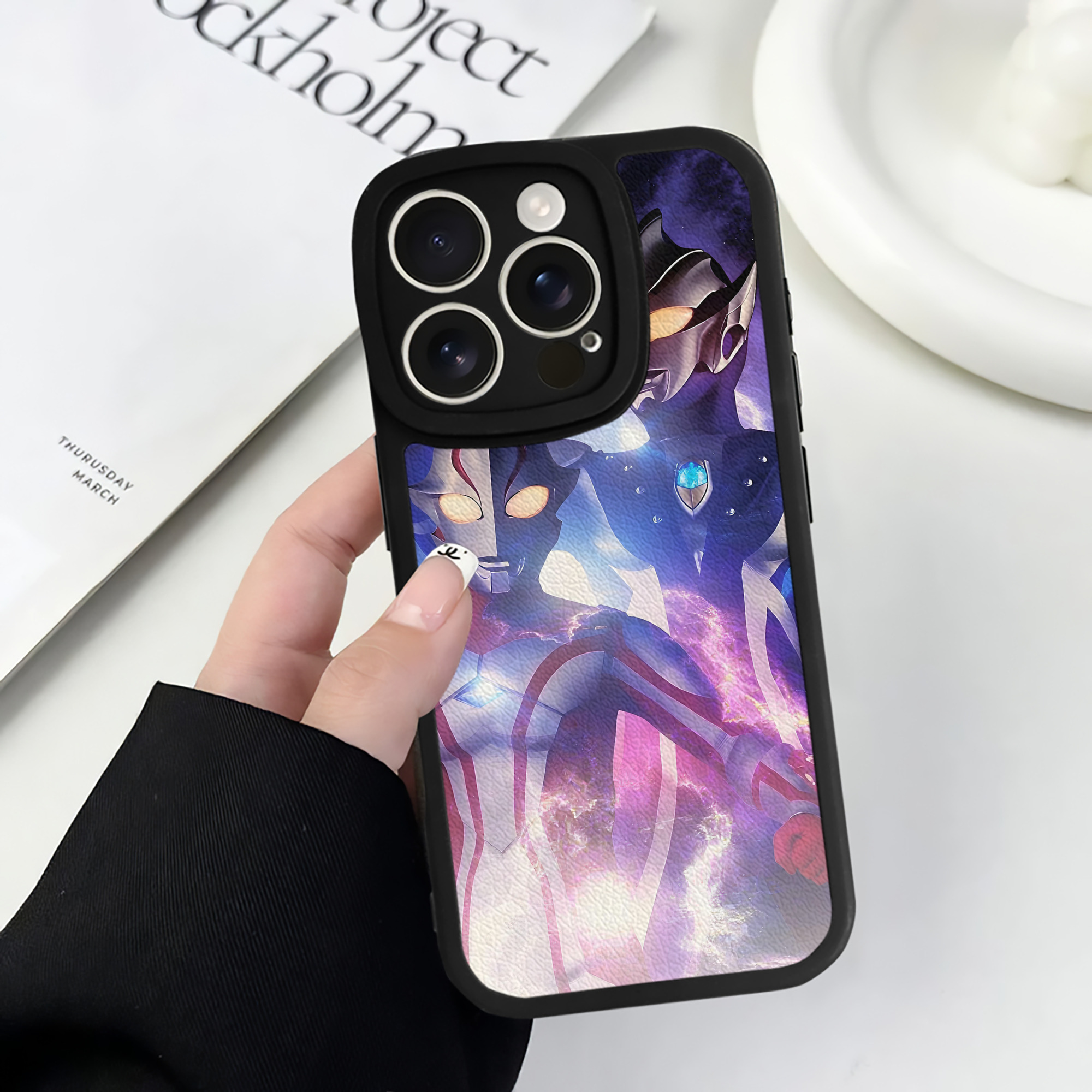 （画像用） ウルトラマン Ultraman 【iPhone 16シリーズ対応】シリコンスマホケース（レザー調） 材質：シリコン